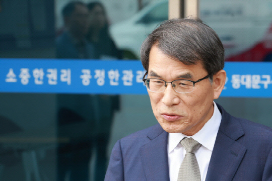 노태악 중앙선거관리위원장이 31일 회송용 봉투 접수 과정과 투표함 보관 등을 살피기 위해 서울 성동구선거관리위원회를 방문, 사전투표 관리 등과 관련해 입장을 밝히고 있다. [연합뉴스]